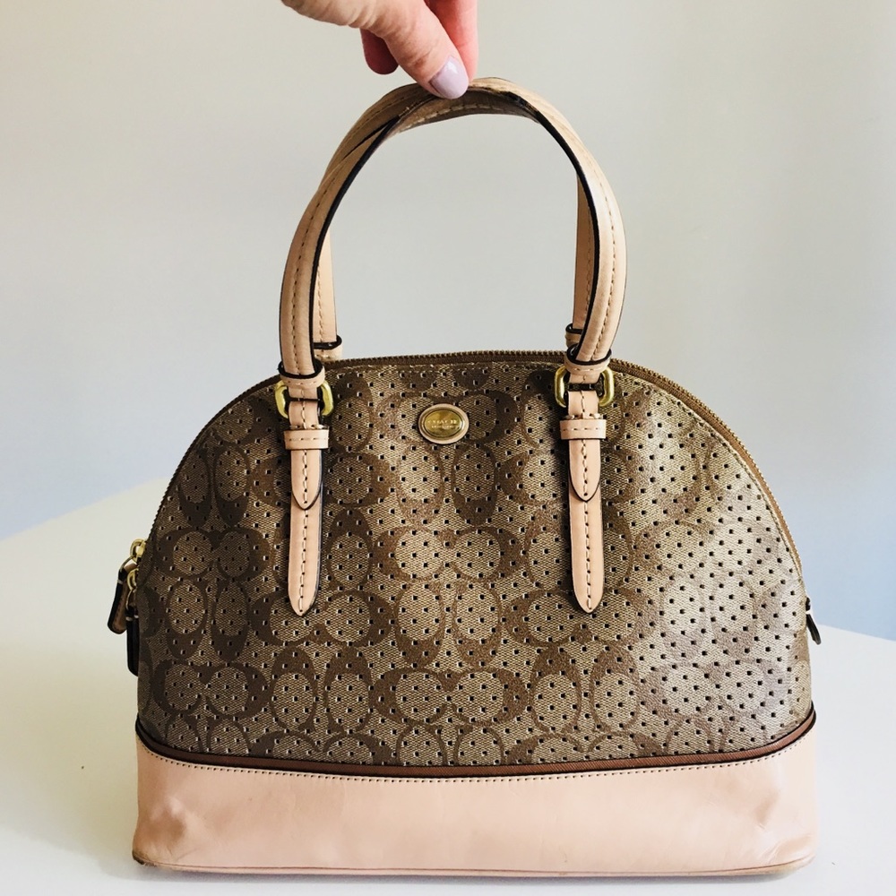 ♦️SOLD♦️COACH PEYTON perforated Cora Signature Bag